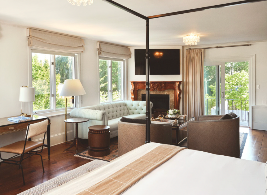 Hotel Viking guest room with a four-poster bed, fireplace, and seating area